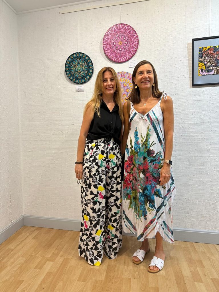 Clara Belén Gómez junto a Marisa Galisteo, participante en la muestra